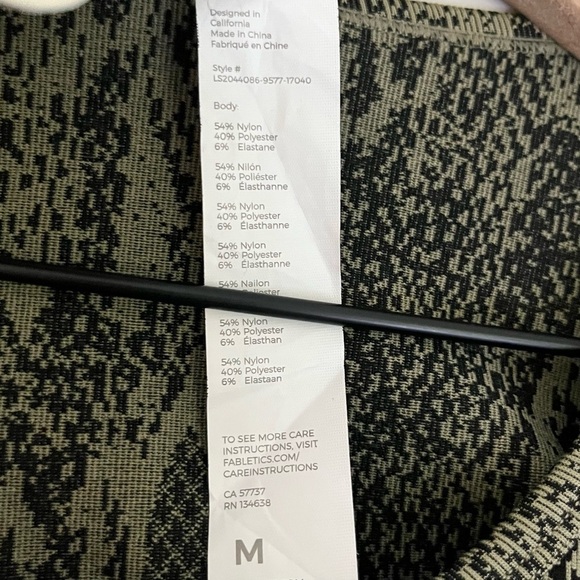 NWT Fabletics Kamila Snakeskin Seamless Athletic Top Green Black Size Medium - Picture 8 of 9